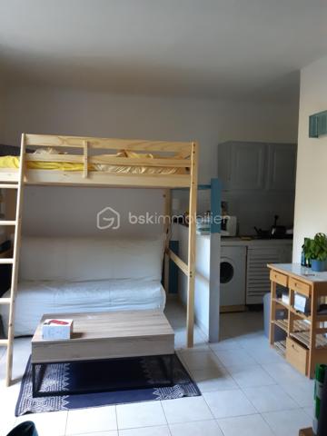 Situé sur les hauteurs de Grasse, proche du centre de Magagnosc, ce mas en pierres discrètement mitoyen et plein de charme d’environ 170 m² offre une opportunité rare : habiter dans une maison de caractère et avec un jardin de 1000 m2 environ et une piscine.
L’ensemble crée une atmosphère chaleureuse et méditerranéenne, rare pour une maison située proche du centre de Grasse.
La maison est actuellement organisée en cinq espaces indépendants, mais qui peuvent facilement évoluer vers une grande maison familiale. La partie principale pourrait alors offrir jusqu’à 5 chambres, tout en conservant deux espaces indépendants pour de la location et/ou une activité professionnelle.

Actuellement la maison comprend : 
Un appartement principal de 3 pièces en rez-de-jardin avec un double séjour, une cuisine séparée ouverte sur deux terrasses, une chambre et salle d’eau, une deuxième chambre qui peut aussi servir de bureau.

4 espaces supplémentaires :
- Une chambre d’appoint avec kitchenette et salle d’eau au rez-de-chaussée
- Un 2 pièces au deuxième étage, pouvant être relié à l’appartement principal et permettre la création de deux chambres supplémentaires avec salle d’eau
- Un 2 pièces partiellement rénové en 2022
- Un studio indépendant, pouvant être loué ou utilisé pour une activité professionnelle ou un atelier.

Vous profiterez d'un terrain d’environ 1000 m² exposé plein sud avec :

    - jardin en restanques planté d’oliviers centenaires
    - piscine
    - plusieurs terrasses conviviales
    - potager et fruitiers
    - puits ancien avec pompe neuve pour l’arrosage
    - abris extérieurs, dont un adapté au stationnement de deux-roues, avec électricité à proximité

La maison bénéficie de deux accès par le haut et le bas du terrain, offrant une grande souplesse d’organisation entre habitation principale, accueil familial, activité professionnelle ou location.

    Les petits plus :
   - combles aménageables
   - toiture principale refaite récemment
   - chaudière à gaz récente
   - cave

Des travaux d’entretien et d’amélioration sont à prévoir notamment sur certains extérieurs et la piscine.

Proche des commerces et commodités, à 5 min d’Opio, 15 min de Valbonne, 25 min de Sophia Antipolis, 35 min de l’aéroport de Nice 

Stationnement possible à proximité, avec plus de 50 places gratuites.