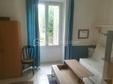 Situé sur les hauteurs de Grasse, proche du centre de Magagnosc, ce mas en pierres discrètement mitoyen et plein de charme d’environ 170 m² offre une opportunité rare : habiter dans une maison de caractère et avec un jardin de 1000 m2 environ et une piscine.
L’ensemble crée une atmosphère chaleureuse et méditerranéenne, rare pour une maison située proche du centre de Grasse.
La maison est actuellement organisée en cinq espaces indépendants, mais qui peuvent facilement évoluer vers une grande maison familiale. La partie principale pourrait alors offrir jusqu’à 5 chambres, tout en conservant deux espaces indépendants pour de la location et/ou une activité professionnelle.

Actuellement la maison comprend : 
Un appartement principal de 3 pièces en rez-de-jardin avec un double séjour, une cuisine séparée ouverte sur deux terrasses, une chambre et salle d’eau, une deuxième chambre qui peut aussi servir de bureau.

4 espaces supplémentaires :
- Une chambre d’appoint avec kitchenette et salle d’eau au rez-de-chaussée
- Un 2 pièces au deuxième étage, pouvant être relié à l’appartement principal et permettre la création de deux chambres supplémentaires avec salle d’eau
- Un 2 pièces partiellement rénové en 2022
- Un studio indépendant, pouvant être loué ou utilisé pour une activité professionnelle ou un atelier.

Vous profiterez d'un terrain d’environ 1000 m² exposé plein sud avec :

    - jardin en restanques planté d’oliviers centenaires
    - piscine
    - plusieurs terrasses conviviales
    - potager et fruitiers
    - puits ancien avec pompe neuve pour l’arrosage
    - abris extérieurs, dont un adapté au stationnement de deux-roues, avec électricité à proximité

La maison bénéficie de deux accès par le haut et le bas du terrain, offrant une grande souplesse d’organisation entre habitation principale, accueil familial, activité professionnelle ou location.

    Les petits plus :
   - combles aménageables
   - toiture principale refaite récemment
   - chaudière à gaz récente
   - cave

Des travaux d’entretien et d’amélioration sont à prévoir notamment sur certains extérieurs et la piscine.

Proche des commerces et commodités, à 5 min d’Opio, 15 min de Valbonne, 25 min de Sophia Antipolis, 35 min de l’aéroport de Nice 

Stationnement possible à proximité, avec plus de 50 places gratuites.