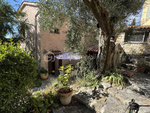 Situé sur les hauteurs de Grasse, proche du centre de Magagnosc, ce mas en pierres discrètement mitoyen et plein de charme d’environ 170 m² offre une opportunité rare : habiter dans une maison de caractère et avec un jardin de 1000 m2 environ et une piscine.
L’ensemble crée une atmosphère chaleureuse et méditerranéenne, rare pour une maison située proche du centre de Grasse.
La maison est actuellement organisée en cinq espaces indépendants, mais qui peuvent facilement évoluer vers une grande maison familiale. La partie principale pourrait alors offrir jusqu’à 5 chambres, tout en conservant deux espaces indépendants pour de la location et/ou une activité professionnelle.

Actuellement la maison comprend : 
Un appartement principal de 3 pièces en rez-de-jardin avec un double séjour, une cuisine séparée ouverte sur deux terrasses, une chambre et salle d’eau, une deuxième chambre qui peut aussi servir de bureau.

4 espaces supplémentaires :
- Une chambre d’appoint avec kitchenette et salle d’eau au rez-de-chaussée
- Un 2 pièces au deuxième étage, pouvant être relié à l’appartement principal et permettre la création de deux chambres supplémentaires avec salle d’eau
- Un 2 pièces partiellement rénové en 2022
- Un studio indépendant, pouvant être loué ou utilisé pour une activité professionnelle ou un atelier.

Vous profiterez d'un terrain d’environ 1000 m² exposé plein sud avec :

    - jardin en restanques planté d’oliviers centenaires
    - piscine
    - plusieurs terrasses conviviales
    - potager et fruitiers
    - puits ancien avec pompe neuve pour l’arrosage
    - abris extérieurs, dont un adapté au stationnement de deux-roues, avec électricité à proximité

La maison bénéficie de deux accès par le haut et le bas du terrain, offrant une grande souplesse d’organisation entre habitation principale, accueil familial, activité professionnelle ou location.

    Les petits plus :
   - combles aménageables
   - toiture principale refaite récemment
   - chaudière à gaz récente
   - cave

Des travaux d’entretien et d’amélioration sont à prévoir notamment sur certains extérieurs et la piscine.

Proche des commerces et commodités, à 5 min d’Opio, 15 min de Valbonne, 25 min de Sophia Antipolis, 35 min de l’aéroport de Nice 

Stationnement possible à proximité, avec plus de 50 places gratuites.