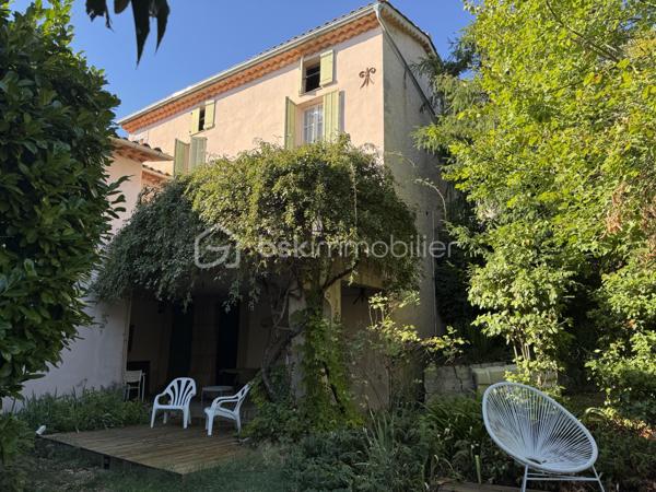 Situé sur les hauteurs de Grasse, proche du centre de Magagnosc, ce mas en pierres discrètement mitoyen et plein de charme d’environ 170 m² offre une opportunité rare : habiter dans une maison de caractère et avec un jardin de 1000 m2 environ et une piscine.
L’ensemble crée une atmosphère chaleureuse et méditerranéenne, rare pour une maison située proche du centre de Grasse.
La maison est actuellement organisée en cinq espaces indépendants, mais qui peuvent facilement évoluer vers une grande maison familiale. La partie principale pourrait alors offrir jusqu’à 5 chambres, tout en conservant deux espaces indépendants pour de la location et/ou une activité professionnelle.

Actuellement la maison comprend : 
Un appartement principal de 3 pièces en rez-de-jardin avec un double séjour, une cuisine séparée ouverte sur deux terrasses, une chambre et salle d’eau, une deuxième chambre qui peut aussi servir de bureau.

4 espaces supplémentaires :
- Une chambre d’appoint avec kitchenette et salle d’eau au rez-de-chaussée
- Un 2 pièces au deuxième étage, pouvant être relié à l’appartement principal et permettre la création de deux chambres supplémentaires avec salle d’eau
- Un 2 pièces partiellement rénové en 2022
- Un studio indépendant, pouvant être loué ou utilisé pour une activité professionnelle ou un atelier.

Vous profiterez d'un terrain d’environ 1000 m² exposé plein sud avec :

    - jardin en restanques planté d’oliviers centenaires
    - piscine
    - plusieurs terrasses conviviales
    - potager et fruitiers
    - puits ancien avec pompe neuve pour l’arrosage
    - abris extérieurs, dont un adapté au stationnement de deux-roues, avec électricité à proximité

La maison bénéficie de deux accès par le haut et le bas du terrain, offrant une grande souplesse d’organisation entre habitation principale, accueil familial, activité professionnelle ou location.

    Les petits plus :
   - combles aménageables
   - toiture principale refaite récemment
   - chaudière à gaz récente
   - cave

Des travaux d’entretien et d’amélioration sont à prévoir notamment sur certains extérieurs et la piscine.

Proche des commerces et commodités, à 5 min d’Opio, 15 min de Valbonne, 25 min de Sophia Antipolis, 35 min de l’aéroport de Nice 

Stationnement possible à proximité, avec plus de 50 places gratuites.