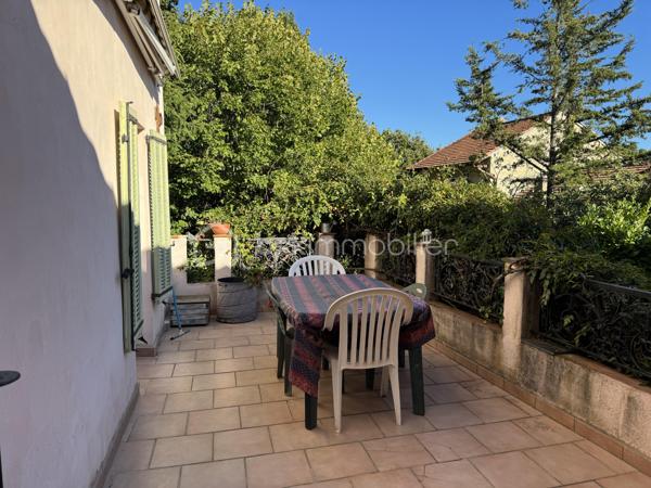 Situé sur les hauteurs de Grasse, proche du centre de Magagnosc, ce mas en pierres discrètement mitoyen et plein de charme d’environ 170 m² offre une opportunité rare : habiter dans une maison de caractère et avec un jardin de 1000 m2 environ et une piscine.
L’ensemble crée une atmosphère chaleureuse et méditerranéenne, rare pour une maison située proche du centre de Grasse.
La maison est actuellement organisée en cinq espaces indépendants, mais qui peuvent facilement évoluer vers une grande maison familiale. La partie principale pourrait alors offrir jusqu’à 5 chambres, tout en conservant deux espaces indépendants pour de la location et/ou une activité professionnelle.

Actuellement la maison comprend : 
Un appartement principal de 3 pièces en rez-de-jardin avec un double séjour, une cuisine séparée ouverte sur deux terrasses, une chambre et salle d’eau, une deuxième chambre qui peut aussi servir de bureau.

4 espaces supplémentaires :
- Une chambre d’appoint avec kitchenette et salle d’eau au rez-de-chaussée
- Un 2 pièces au deuxième étage, pouvant être relié à l’appartement principal et permettre la création de deux chambres supplémentaires avec salle d’eau
- Un 2 pièces partiellement rénové en 2022
- Un studio indépendant, pouvant être loué ou utilisé pour une activité professionnelle ou un atelier.

Vous profiterez d'un terrain d’environ 1000 m² exposé plein sud avec :

    - jardin en restanques planté d’oliviers centenaires
    - piscine
    - plusieurs terrasses conviviales
    - potager et fruitiers
    - puits ancien avec pompe neuve pour l’arrosage
    - abris extérieurs, dont un adapté au stationnement de deux-roues, avec électricité à proximité

La maison bénéficie de deux accès par le haut et le bas du terrain, offrant une grande souplesse d’organisation entre habitation principale, accueil familial, activité professionnelle ou location.

    Les petits plus :
   - combles aménageables
   - toiture principale refaite récemment
   - chaudière à gaz récente
   - cave

Des travaux d’entretien et d’amélioration sont à prévoir notamment sur certains extérieurs et la piscine.

Proche des commerces et commodités, à 5 min d’Opio, 15 min de Valbonne, 25 min de Sophia Antipolis, 35 min de l’aéroport de Nice 

Stationnement possible à proximité, avec plus de 50 places gratuites.