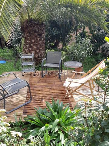 Situé sur les hauteurs de Grasse, proche du centre de Magagnosc, ce mas en pierres discrètement mitoyen et plein de charme d’environ 170 m² offre une opportunité rare : habiter dans une maison de caractère et avec un jardin de 1000 m2 environ et une piscine.
L’ensemble crée une atmosphère chaleureuse et méditerranéenne, rare pour une maison située proche du centre de Grasse.
La maison est actuellement organisée en cinq espaces indépendants, mais qui peuvent facilement évoluer vers une grande maison familiale. La partie principale pourrait alors offrir jusqu’à 5 chambres, tout en conservant deux espaces indépendants pour de la location et/ou une activité professionnelle.

Actuellement la maison comprend : 
Un appartement principal de 3 pièces en rez-de-jardin avec un double séjour, une cuisine séparée ouverte sur deux terrasses, une chambre et salle d’eau, une deuxième chambre qui peut aussi servir de bureau.

4 espaces supplémentaires :
- Une chambre d’appoint avec kitchenette et salle d’eau au rez-de-chaussée
- Un 2 pièces au deuxième étage, pouvant être relié à l’appartement principal et permettre la création de deux chambres supplémentaires avec salle d’eau
- Un 2 pièces partiellement rénové en 2022
- Un studio indépendant, pouvant être loué ou utilisé pour une activité professionnelle ou un atelier.

Vous profiterez d'un terrain d’environ 1000 m² exposé plein sud avec :

    - jardin en restanques planté d’oliviers centenaires
    - piscine
    - plusieurs terrasses conviviales
    - potager et fruitiers
    - puits ancien avec pompe neuve pour l’arrosage
    - abris extérieurs, dont un adapté au stationnement de deux-roues, avec électricité à proximité

La maison bénéficie de deux accès par le haut et le bas du terrain, offrant une grande souplesse d’organisation entre habitation principale, accueil familial, activité professionnelle ou location.

    Les petits plus :
   - combles aménageables
   - toiture principale refaite récemment
   - chaudière à gaz récente
   - cave

Des travaux d’entretien et d’amélioration sont à prévoir notamment sur certains extérieurs et la piscine.

Proche des commerces et commodités, à 5 min d’Opio, 15 min de Valbonne, 25 min de Sophia Antipolis, 35 min de l’aéroport de Nice 

Stationnement possible à proximité, avec plus de 50 places gratuites.