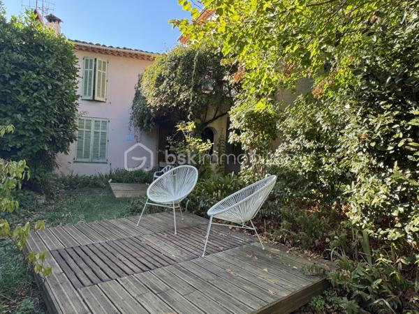 Situé sur les hauteurs de Grasse, proche du centre de Magagnosc, ce mas en pierres discrètement mitoyen et plein de charme d’environ 170 m² offre une opportunité rare : habiter dans une maison de caractère et avec un jardin de 1000 m2 environ et une piscine.
L’ensemble crée une atmosphère chaleureuse et méditerranéenne, rare pour une maison située proche du centre de Grasse.
La maison est actuellement organisée en cinq espaces indépendants, mais qui peuvent facilement évoluer vers une grande maison familiale. La partie principale pourrait alors offrir jusqu’à 5 chambres, tout en conservant deux espaces indépendants pour de la location et/ou une activité professionnelle.

Actuellement la maison comprend : 
Un appartement principal de 3 pièces en rez-de-jardin avec un double séjour, une cuisine séparée ouverte sur deux terrasses, une chambre et salle d’eau, une deuxième chambre qui peut aussi servir de bureau.

4 espaces supplémentaires :
- Une chambre d’appoint avec kitchenette et salle d’eau au rez-de-chaussée
- Un 2 pièces au deuxième étage, pouvant être relié à l’appartement principal et permettre la création de deux chambres supplémentaires avec salle d’eau
- Un 2 pièces partiellement rénové en 2022
- Un studio indépendant, pouvant être loué ou utilisé pour une activité professionnelle ou un atelier.

Vous profiterez d'un terrain d’environ 1000 m² exposé plein sud avec :

    - jardin en restanques planté d’oliviers centenaires
    - piscine
    - plusieurs terrasses conviviales
    - potager et fruitiers
    - puits ancien avec pompe neuve pour l’arrosage
    - abris extérieurs, dont un adapté au stationnement de deux-roues, avec électricité à proximité

La maison bénéficie de deux accès par le haut et le bas du terrain, offrant une grande souplesse d’organisation entre habitation principale, accueil familial, activité professionnelle ou location.

    Les petits plus :
   - combles aménageables
   - toiture principale refaite récemment
   - chaudière à gaz récente
   - cave

Des travaux d’entretien et d’amélioration sont à prévoir notamment sur certains extérieurs et la piscine.

Proche des commerces et commodités, à 5 min d’Opio, 15 min de Valbonne, 25 min de Sophia Antipolis, 35 min de l’aéroport de Nice 

Stationnement possible à proximité, avec plus de 50 places gratuites.