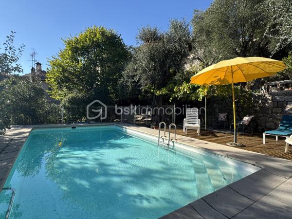 Situé sur les hauteurs de Grasse, proche du centre de Magagnosc, ce mas en pierres discrètement mitoyen et plein de charme d’environ 170 m² offre une opportunité rare : habiter dans une maison de caractère et avec un jardin de 1000 m2 environ et une piscine.
L’ensemble crée une atmosphère chaleureuse et méditerranéenne, rare pour une maison située proche du centre de Grasse.
La maison est actuellement organisée en cinq espaces indépendants, mais qui peuvent facilement évoluer vers une grande maison familiale. La partie principale pourrait alors offrir jusqu’à 5 chambres, tout en conservant deux espaces indépendants pour de la location et/ou une activité professionnelle.

Actuellement la maison comprend : 
Un appartement principal de 3 pièces en rez-de-jardin avec un double séjour, une cuisine séparée ouverte sur deux terrasses, une chambre et salle d’eau, une deuxième chambre qui peut aussi servir de bureau.

4 espaces supplémentaires :
- Une chambre d’appoint avec kitchenette et salle d’eau au rez-de-chaussée
- Un 2 pièces au deuxième étage, pouvant être relié à l’appartement principal et permettre la création de deux chambres supplémentaires avec salle d’eau
- Un 2 pièces partiellement rénové en 2022
- Un studio indépendant, pouvant être loué ou utilisé pour une activité professionnelle ou un atelier.

Vous profiterez d'un terrain d’environ 1000 m² exposé plein sud avec :

    - jardin en restanques planté d’oliviers centenaires
    - piscine
    - plusieurs terrasses conviviales
    - potager et fruitiers
    - puits ancien avec pompe neuve pour l’arrosage
    - abris extérieurs, dont un adapté au stationnement de deux-roues, avec électricité à proximité

La maison bénéficie de deux accès par le haut et le bas du terrain, offrant une grande souplesse d’organisation entre habitation principale, accueil familial, activité professionnelle ou location.

    Les petits plus :
   - combles aménageables
   - toiture principale refaite récemment
   - chaudière à gaz récente
   - cave

Des travaux d’entretien et d’amélioration sont à prévoir notamment sur certains extérieurs et la piscine.

Proche des commerces et commodités, à 5 min d’Opio, 15 min de Valbonne, 25 min de Sophia Antipolis, 35 min de l’aéroport de Nice 

Stationnement possible à proximité, avec plus de 50 places gratuites.