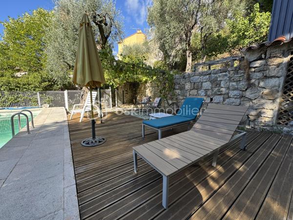 Situé sur les hauteurs de Grasse, proche du centre de Magagnosc, ce mas en pierres discrètement mitoyen et plein de charme d’environ 170 m² offre une opportunité rare : habiter dans une maison de caractère et avec un jardin de 1000 m2 environ et une piscine.
L’ensemble crée une atmosphère chaleureuse et méditerranéenne, rare pour une maison située proche du centre de Grasse.
La maison est actuellement organisée en cinq espaces indépendants, mais qui peuvent facilement évoluer vers une grande maison familiale. La partie principale pourrait alors offrir jusqu’à 5 chambres, tout en conservant deux espaces indépendants pour de la location et/ou une activité professionnelle.

Actuellement la maison comprend : 
Un appartement principal de 3 pièces en rez-de-jardin avec un double séjour, une cuisine séparée ouverte sur deux terrasses, une chambre et salle d’eau, une deuxième chambre qui peut aussi servir de bureau.

4 espaces supplémentaires :
- Une chambre d’appoint avec kitchenette et salle d’eau au rez-de-chaussée
- Un 2 pièces au deuxième étage, pouvant être relié à l’appartement principal et permettre la création de deux chambres supplémentaires avec salle d’eau
- Un 2 pièces partiellement rénové en 2022
- Un studio indépendant, pouvant être loué ou utilisé pour une activité professionnelle ou un atelier.

Vous profiterez d'un terrain d’environ 1000 m² exposé plein sud avec :

    - jardin en restanques planté d’oliviers centenaires
    - piscine
    - plusieurs terrasses conviviales
    - potager et fruitiers
    - puits ancien avec pompe neuve pour l’arrosage
    - abris extérieurs, dont un adapté au stationnement de deux-roues, avec électricité à proximité

La maison bénéficie de deux accès par le haut et le bas du terrain, offrant une grande souplesse d’organisation entre habitation principale, accueil familial, activité professionnelle ou location.

    Les petits plus :
   - combles aménageables
   - toiture principale refaite récemment
   - chaudière à gaz récente
   - cave

Des travaux d’entretien et d’amélioration sont à prévoir notamment sur certains extérieurs et la piscine.

Proche des commerces et commodités, à 5 min d’Opio, 15 min de Valbonne, 25 min de Sophia Antipolis, 35 min de l’aéroport de Nice 

Stationnement possible à proximité, avec plus de 50 places gratuites.