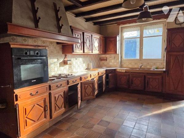 10 min. VILLAINES-LA-JUHEL (53), en sortie de bourg, ensemble immobilier composé :

a) D'une ...