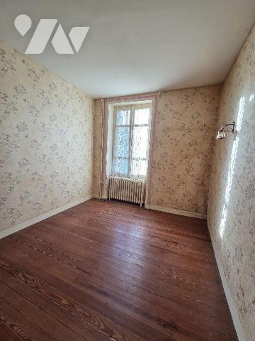 10 min. VILLAINES-LA-JUHEL (53), en sortie de bourg, ensemble immobilier composé :

a) D'une ...