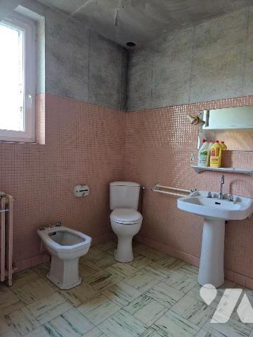 10 min. VILLAINES-LA-JUHEL (53), en sortie de bourg, ensemble immobilier composé :

a) D'une ...