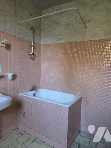 10 min. VILLAINES-LA-JUHEL (53), en sortie de bourg, ensemble immobilier composé :

a) D'une ...