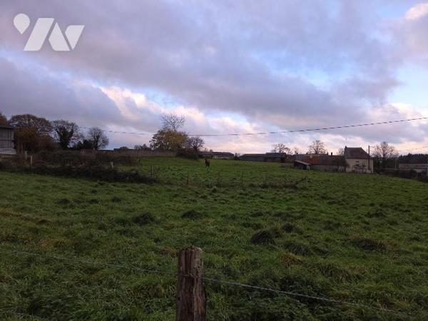 10 min. VILLAINES-LA-JUHEL (53), en sortie de bourg, ensemble immobilier composé :

a) D'une ...