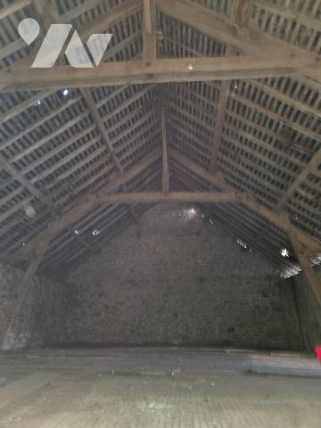 10 min. VILLAINES-LA-JUHEL (53), en sortie de bourg, ensemble immobilier composé :

a) D'une ...