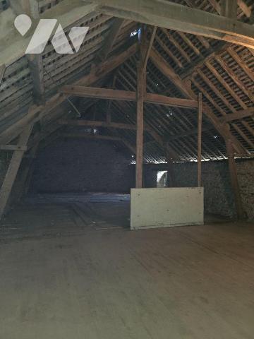 10 min. VILLAINES-LA-JUHEL (53), en sortie de bourg, ensemble immobilier composé :

a) D'une ...