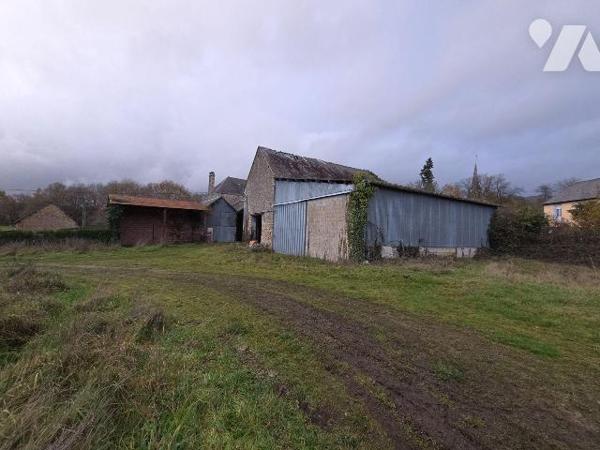 10 min. VILLAINES-LA-JUHEL (53), en sortie de bourg, ensemble immobilier composé :

a) D'une ...