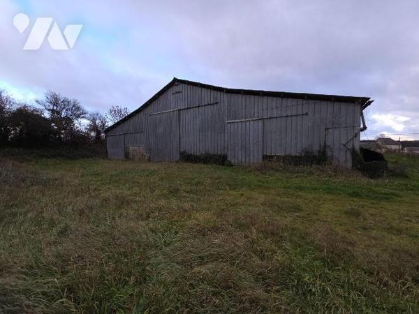 10 min. VILLAINES-LA-JUHEL (53), en sortie de bourg, ensemble immobilier composé :

a) D'une ...