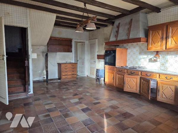 10 min. VILLAINES-LA-JUHEL (53), en sortie de bourg, ensemble immobilier composé :

a) D'une ...