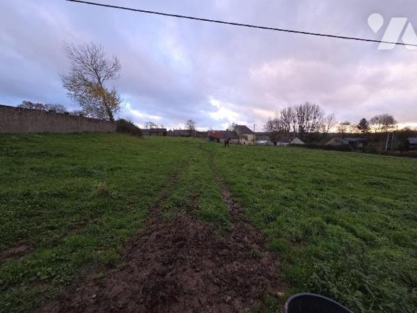 10 min. VILLAINES-LA-JUHEL (53), en sortie de bourg, ensemble immobilier composé :

a) D'une ...