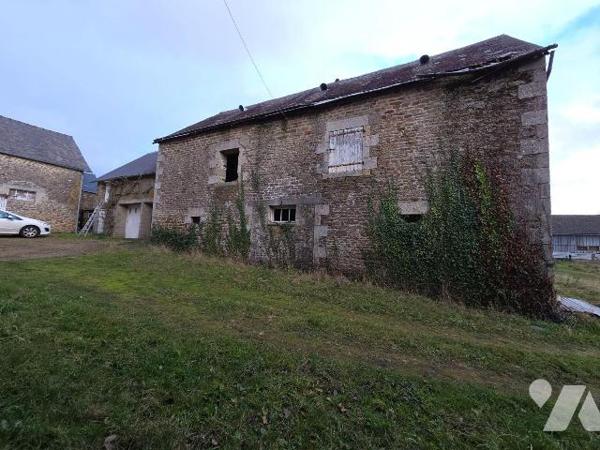 10 min. VILLAINES-LA-JUHEL (53), en sortie de bourg, ensemble immobilier composé :

a) D'une ...