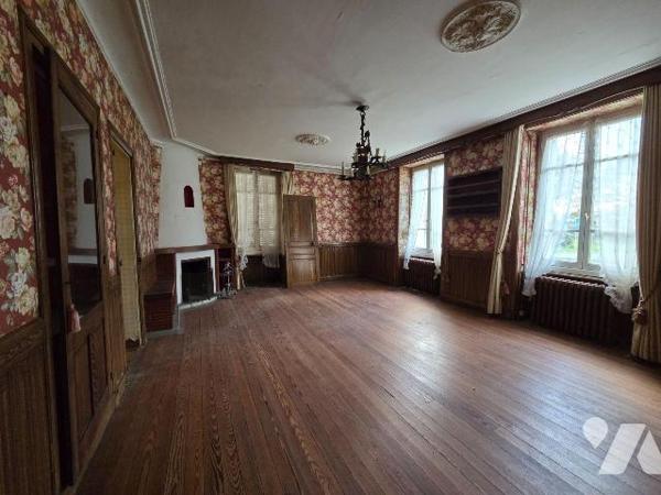 10 min. VILLAINES-LA-JUHEL (53), en sortie de bourg, ensemble immobilier composé :

a) D'une ...