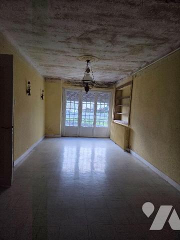 10 min. VILLAINES-LA-JUHEL (53), en sortie de bourg, ensemble immobilier composé :

a) D'une ...