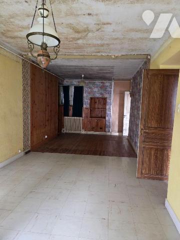 10 min. VILLAINES-LA-JUHEL (53), en sortie de bourg, ensemble immobilier composé :

a) D'une ...