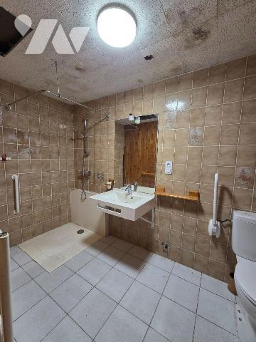 10 min. VILLAINES-LA-JUHEL (53), en sortie de bourg, ensemble immobilier composé :

a) D'une ...