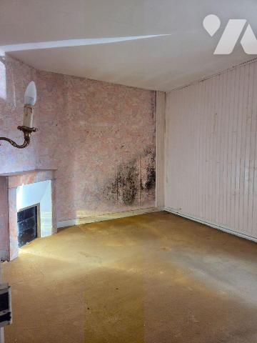 10 min. VILLAINES-LA-JUHEL (53), en sortie de bourg, ensemble immobilier composé :

a) D'une ...