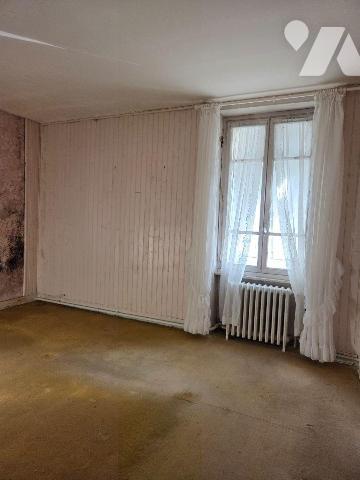 10 min. VILLAINES-LA-JUHEL (53), en sortie de bourg, ensemble immobilier composé :

a) D'une ...