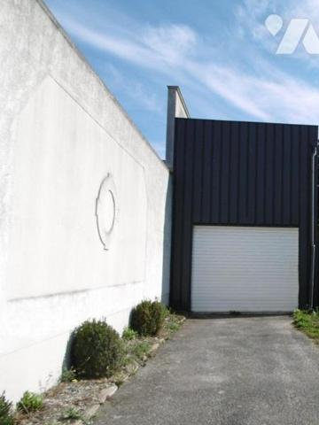 La Neuvillette : Hangar sur 2 étages avec stationnements