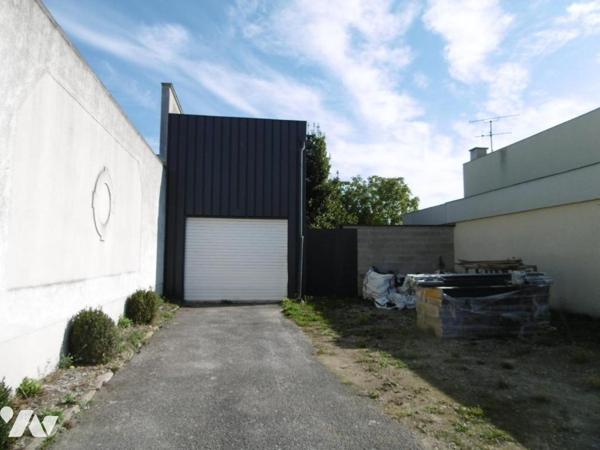 La Neuvillette : Hangar sur 2 étages avec stationnements