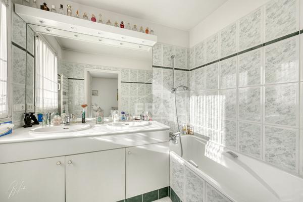 Brancas - Maison d'architecte plein sud, 5 chambres, terrasses, 2 garages - Adresse premium