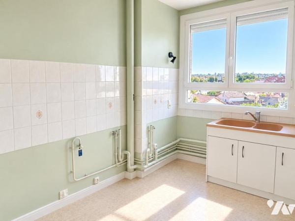 Appartement T4 4° étage avec ascenseur avec balcon et stationnement sécurisé