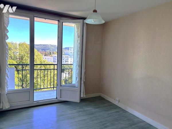 Appartement T4 4° étage avec ascenseur avec balcon et stationnement sécurisé