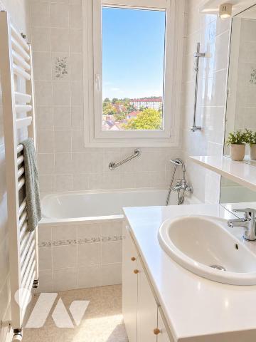 Appartement T4 4° étage avec ascenseur avec balcon et stationnement sécurisé