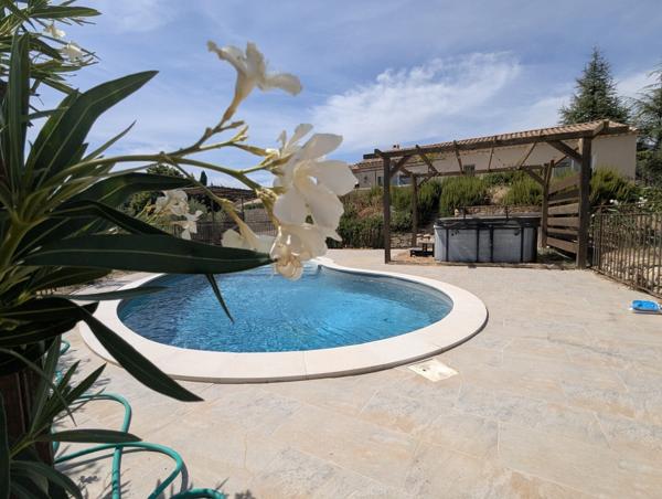 Villa de plain pied moderne, piscine et grand jardin