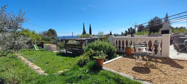 Villa de plain pied moderne, piscine et grand jardin