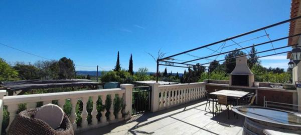 Villa de plain pied moderne, piscine et grand jardin