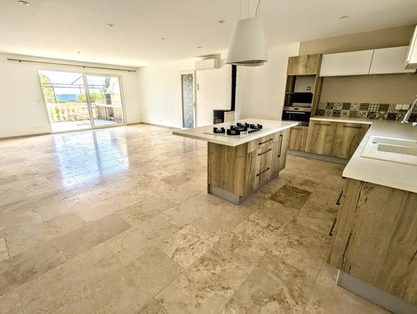 Villa de plain pied moderne, piscine et grand jardin