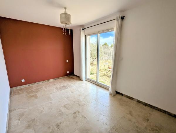 Villa de plain pied moderne, piscine et grand jardin