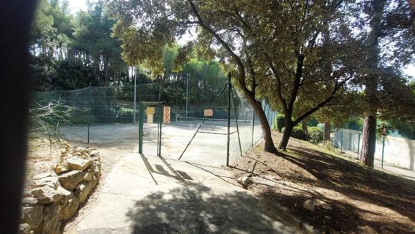 Var (83) - A SANARY SUR MER, Beau T2 dans un cadre verdoyant