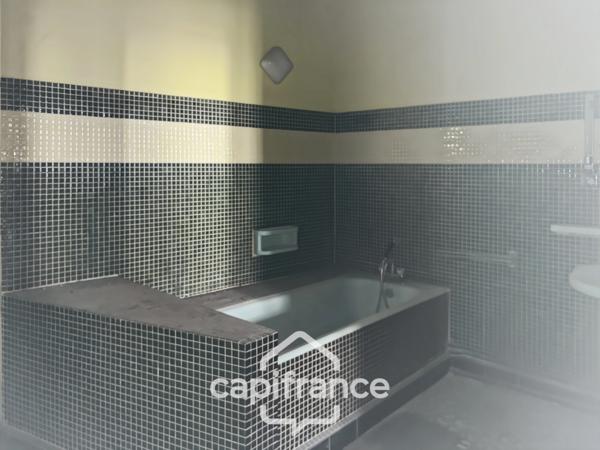 Maison en pierre à rénover avec fort potentiel en plein cœur de Puymirol