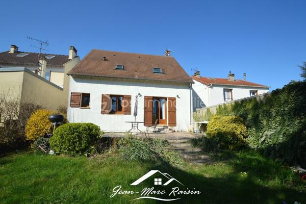 BOIS ST DENIS - COTTAGES \\ MAISON NON MITOYENNE \\ 4 CHAMBRES \\ SOUS-SOL TOTAL

Située dans le quartier recherché et paisible du Bois Saint-Denis, à la limite du secteur des Cottages, cette maison individuelle vous séduira par ses beaux volumes, son environnement calme et son terrain d'environ 400 m².

✨ **Les atouts de cette maison :**

* Maison entièrement indépendante (non mitoyenne)
* Terrain clos, peu de vis à vis
* Sous-sol total récemment isolé
* 4 chambres dont une au rez-de-chaussée
* Grande terrasse 
* Double vitrage récent
* Écoles, commerces et transports à proximité
* 140 m² utiles (123 m² habitables)

📍 **Composition du bien :**

**Sous-sol total :**
* Grand garage pouvant accueillir 2 véhicules + 1 dans l'allée
* Chaufferie / buanderie
* Espace atelier

**Rez-de-chaussée :**
* Entrée
* Salon chaleureux avec poêle à bois
* Salle à manger avec accès direct à la terrasse
* Cuisine séparée avec possibilité d'ouverture sur salle à manger
* Salle d'eau
* WC séparés
* 1 chambre

**Étage :**
* 3 chambres
* Salle de bains
* WC séparés

🔥 Chauffage au gaz de ville.

📞 Contactez-moi dès maintenant pour organiser votre visite.

🎥 Visite virtuelle disponible sur demande.