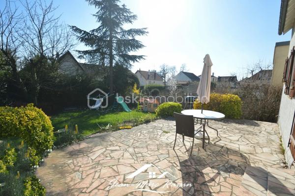 BOIS ST DENIS - COTTAGES \\ MAISON NON MITOYENNE \\ 4 CHAMBRES \\ SOUS-SOL TOTAL

Située dans le quartier recherché et paisible du Bois Saint-Denis, à la limite du secteur des Cottages, cette maison individuelle vous séduira par ses beaux volumes, son environnement calme et son terrain d'environ 400 m².

✨ **Les atouts de cette maison :**

* Maison entièrement indépendante (non mitoyenne)
* Terrain clos, peu de vis à vis
* Sous-sol total récemment isolé
* 4 chambres dont une au rez-de-chaussée
* Grande terrasse 
* Double vitrage récent
* Écoles, commerces et transports à proximité
* 140 m² utiles (123 m² habitables)

📍 **Composition du bien :**

**Sous-sol total :**
* Grand garage pouvant accueillir 2 véhicules + 1 dans l'allée
* Chaufferie / buanderie
* Espace atelier

**Rez-de-chaussée :**
* Entrée
* Salon chaleureux avec poêle à bois
* Salle à manger avec accès direct à la terrasse
* Cuisine séparée avec possibilité d'ouverture sur salle à manger
* Salle d'eau
* WC séparés
* 1 chambre

**Étage :**
* 3 chambres
* Salle de bains
* WC séparés

🔥 Chauffage au gaz de ville.

📞 Contactez-moi dès maintenant pour organiser votre visite.

🎥 Visite virtuelle disponible sur demande.