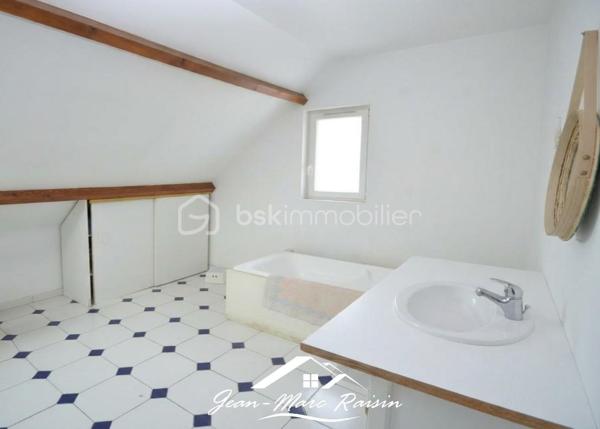 BOIS ST DENIS - COTTAGES \\ MAISON NON MITOYENNE \\ 4 CHAMBRES \\ SOUS-SOL TOTAL

Située dans le quartier recherché et paisible du Bois Saint-Denis, à la limite du secteur des Cottages, cette maison individuelle vous séduira par ses beaux volumes, son environnement calme et son terrain d'environ 400 m².

✨ **Les atouts de cette maison :**

* Maison entièrement indépendante (non mitoyenne)
* Terrain clos, peu de vis à vis
* Sous-sol total récemment isolé
* 4 chambres dont une au rez-de-chaussée
* Grande terrasse 
* Double vitrage récent
* Écoles, commerces et transports à proximité
* 140 m² utiles (123 m² habitables)

📍 **Composition du bien :**

**Sous-sol total :**
* Grand garage pouvant accueillir 2 véhicules + 1 dans l'allée
* Chaufferie / buanderie
* Espace atelier

**Rez-de-chaussée :**
* Entrée
* Salon chaleureux avec poêle à bois
* Salle à manger avec accès direct à la terrasse
* Cuisine séparée avec possibilité d'ouverture sur salle à manger
* Salle d'eau
* WC séparés
* 1 chambre

**Étage :**
* 3 chambres
* Salle de bains
* WC séparés

🔥 Chauffage au gaz de ville.

📞 Contactez-moi dès maintenant pour organiser votre visite.

🎥 Visite virtuelle disponible sur demande.