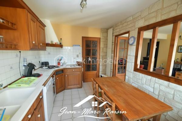 BOIS ST DENIS - COTTAGES \\ MAISON NON MITOYENNE \\ 4 CHAMBRES \\ SOUS-SOL TOTAL

Située dans le quartier recherché et paisible du Bois Saint-Denis, à la limite du secteur des Cottages, cette maison individuelle vous séduira par ses beaux volumes, son environnement calme et son terrain d'environ 400 m².

✨ **Les atouts de cette maison :**

* Maison entièrement indépendante (non mitoyenne)
* Terrain clos, peu de vis à vis
* Sous-sol total récemment isolé
* 4 chambres dont une au rez-de-chaussée
* Grande terrasse 
* Double vitrage récent
* Écoles, commerces et transports à proximité
* 140 m² utiles (123 m² habitables)

📍 **Composition du bien :**

**Sous-sol total :**
* Grand garage pouvant accueillir 2 véhicules + 1 dans l'allée
* Chaufferie / buanderie
* Espace atelier

**Rez-de-chaussée :**
* Entrée
* Salon chaleureux avec poêle à bois
* Salle à manger avec accès direct à la terrasse
* Cuisine séparée avec possibilité d'ouverture sur salle à manger
* Salle d'eau
* WC séparés
* 1 chambre

**Étage :**
* 3 chambres
* Salle de bains
* WC séparés

🔥 Chauffage au gaz de ville.

📞 Contactez-moi dès maintenant pour organiser votre visite.

🎥 Visite virtuelle disponible sur demande.