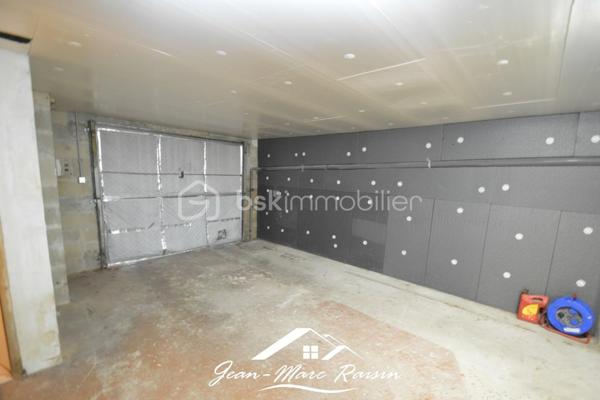 BOIS ST DENIS - COTTAGES \\ MAISON NON MITOYENNE \\ 4 CHAMBRES \\ SOUS-SOL TOTAL

Située dans le quartier recherché et paisible du Bois Saint-Denis, à la limite du secteur des Cottages, cette maison individuelle vous séduira par ses beaux volumes, son environnement calme et son terrain d'environ 400 m².

✨ **Les atouts de cette maison :**

* Maison entièrement indépendante (non mitoyenne)
* Terrain clos, peu de vis à vis
* Sous-sol total récemment isolé
* 4 chambres dont une au rez-de-chaussée
* Grande terrasse 
* Double vitrage récent
* Écoles, commerces et transports à proximité
* 140 m² utiles (123 m² habitables)

📍 **Composition du bien :**

**Sous-sol total :**
* Grand garage pouvant accueillir 2 véhicules + 1 dans l'allée
* Chaufferie / buanderie
* Espace atelier

**Rez-de-chaussée :**
* Entrée
* Salon chaleureux avec poêle à bois
* Salle à manger avec accès direct à la terrasse
* Cuisine séparée avec possibilité d'ouverture sur salle à manger
* Salle d'eau
* WC séparés
* 1 chambre

**Étage :**
* 3 chambres
* Salle de bains
* WC séparés

🔥 Chauffage au gaz de ville.

📞 Contactez-moi dès maintenant pour organiser votre visite.

🎥 Visite virtuelle disponible sur demande.
