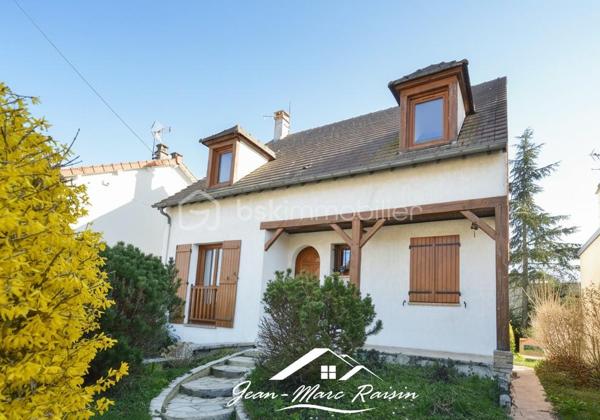 BOIS ST DENIS - COTTAGES \\ MAISON NON MITOYENNE \\ 4 CHAMBRES \\ SOUS-SOL TOTAL

Située dans le quartier recherché et paisible du Bois Saint-Denis, à la limite du secteur des Cottages, cette maison individuelle vous séduira par ses beaux volumes, son environnement calme et son terrain d'environ 400 m².

✨ **Les atouts de cette maison :**

* Maison entièrement indépendante (non mitoyenne)
* Terrain clos, peu de vis à vis
* Sous-sol total récemment isolé
* 4 chambres dont une au rez-de-chaussée
* Grande terrasse 
* Double vitrage récent
* Écoles, commerces et transports à proximité
* 140 m² utiles (123 m² habitables)

📍 **Composition du bien :**

**Sous-sol total :**
* Grand garage pouvant accueillir 2 véhicules + 1 dans l'allée
* Chaufferie / buanderie
* Espace atelier

**Rez-de-chaussée :**
* Entrée
* Salon chaleureux avec poêle à bois
* Salle à manger avec accès direct à la terrasse
* Cuisine séparée avec possibilité d'ouverture sur salle à manger
* Salle d'eau
* WC séparés
* 1 chambre

**Étage :**
* 3 chambres
* Salle de bains
* WC séparés

🔥 Chauffage au gaz de ville.

📞 Contactez-moi dès maintenant pour organiser votre visite.

🎥 Visite virtuelle disponible sur demande.