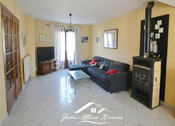 BOIS ST DENIS - COTTAGES \\ MAISON NON MITOYENNE \\ 4 CHAMBRES \\ SOUS-SOL TOTAL

Située dans le quartier recherché et paisible du Bois Saint-Denis, à la limite du secteur des Cottages, cette maison individuelle vous séduira par ses beaux volumes, son environnement calme et son terrain d'environ 400 m².

✨ **Les atouts de cette maison :**

* Maison entièrement indépendante (non mitoyenne)
* Terrain clos, peu de vis à vis
* Sous-sol total récemment isolé
* 4 chambres dont une au rez-de-chaussée
* Grande terrasse 
* Double vitrage récent
* Écoles, commerces et transports à proximité
* 140 m² utiles (123 m² habitables)

📍 **Composition du bien :**

**Sous-sol total :**
* Grand garage pouvant accueillir 2 véhicules + 1 dans l'allée
* Chaufferie / buanderie
* Espace atelier

**Rez-de-chaussée :**
* Entrée
* Salon chaleureux avec poêle à bois
* Salle à manger avec accès direct à la terrasse
* Cuisine séparée avec possibilité d'ouverture sur salle à manger
* Salle d'eau
* WC séparés
* 1 chambre

**Étage :**
* 3 chambres
* Salle de bains
* WC séparés

🔥 Chauffage au gaz de ville.

📞 Contactez-moi dès maintenant pour organiser votre visite.

🎥 Visite virtuelle disponible sur demande.