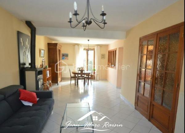 BOIS ST DENIS - COTTAGES \\ MAISON NON MITOYENNE \\ 4 CHAMBRES \\ SOUS-SOL TOTAL

Située dans le quartier recherché et paisible du Bois Saint-Denis, à la limite du secteur des Cottages, cette maison individuelle vous séduira par ses beaux volumes, son environnement calme et son terrain d'environ 400 m².

✨ **Les atouts de cette maison :**

* Maison entièrement indépendante (non mitoyenne)
* Terrain clos, peu de vis à vis
* Sous-sol total récemment isolé
* 4 chambres dont une au rez-de-chaussée
* Grande terrasse 
* Double vitrage récent
* Écoles, commerces et transports à proximité
* 140 m² utiles (123 m² habitables)

📍 **Composition du bien :**

**Sous-sol total :**
* Grand garage pouvant accueillir 2 véhicules + 1 dans l'allée
* Chaufferie / buanderie
* Espace atelier

**Rez-de-chaussée :**
* Entrée
* Salon chaleureux avec poêle à bois
* Salle à manger avec accès direct à la terrasse
* Cuisine séparée avec possibilité d'ouverture sur salle à manger
* Salle d'eau
* WC séparés
* 1 chambre

**Étage :**
* 3 chambres
* Salle de bains
* WC séparés

🔥 Chauffage au gaz de ville.

📞 Contactez-moi dès maintenant pour organiser votre visite.

🎥 Visite virtuelle disponible sur demande.