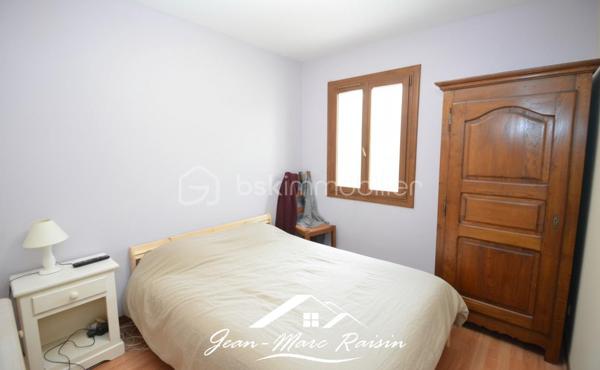 BOIS ST DENIS - COTTAGES \\ MAISON NON MITOYENNE \\ 4 CHAMBRES \\ SOUS-SOL TOTAL

Située dans le quartier recherché et paisible du Bois Saint-Denis, à la limite du secteur des Cottages, cette maison individuelle vous séduira par ses beaux volumes, son environnement calme et son terrain d'environ 400 m².

✨ **Les atouts de cette maison :**

* Maison entièrement indépendante (non mitoyenne)
* Terrain clos, peu de vis à vis
* Sous-sol total récemment isolé
* 4 chambres dont une au rez-de-chaussée
* Grande terrasse 
* Double vitrage récent
* Écoles, commerces et transports à proximité
* 140 m² utiles (123 m² habitables)

📍 **Composition du bien :**

**Sous-sol total :**
* Grand garage pouvant accueillir 2 véhicules + 1 dans l'allée
* Chaufferie / buanderie
* Espace atelier

**Rez-de-chaussée :**
* Entrée
* Salon chaleureux avec poêle à bois
* Salle à manger avec accès direct à la terrasse
* Cuisine séparée avec possibilité d'ouverture sur salle à manger
* Salle d'eau
* WC séparés
* 1 chambre

**Étage :**
* 3 chambres
* Salle de bains
* WC séparés

🔥 Chauffage au gaz de ville.

📞 Contactez-moi dès maintenant pour organiser votre visite.

🎥 Visite virtuelle disponible sur demande.