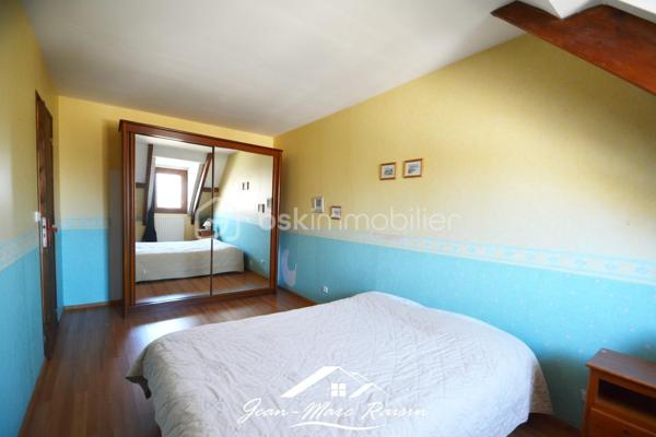 BOIS ST DENIS - COTTAGES \\ MAISON NON MITOYENNE \\ 4 CHAMBRES \\ SOUS-SOL TOTAL

Située dans le quartier recherché et paisible du Bois Saint-Denis, à la limite du secteur des Cottages, cette maison individuelle vous séduira par ses beaux volumes, son environnement calme et son terrain d'environ 400 m².

✨ **Les atouts de cette maison :**

* Maison entièrement indépendante (non mitoyenne)
* Terrain clos, peu de vis à vis
* Sous-sol total récemment isolé
* 4 chambres dont une au rez-de-chaussée
* Grande terrasse 
* Double vitrage récent
* Écoles, commerces et transports à proximité
* 140 m² utiles (123 m² habitables)

📍 **Composition du bien :**

**Sous-sol total :**
* Grand garage pouvant accueillir 2 véhicules + 1 dans l'allée
* Chaufferie / buanderie
* Espace atelier

**Rez-de-chaussée :**
* Entrée
* Salon chaleureux avec poêle à bois
* Salle à manger avec accès direct à la terrasse
* Cuisine séparée avec possibilité d'ouverture sur salle à manger
* Salle d'eau
* WC séparés
* 1 chambre

**Étage :**
* 3 chambres
* Salle de bains
* WC séparés

🔥 Chauffage au gaz de ville.

📞 Contactez-moi dès maintenant pour organiser votre visite.

🎥 Visite virtuelle disponible sur demande.